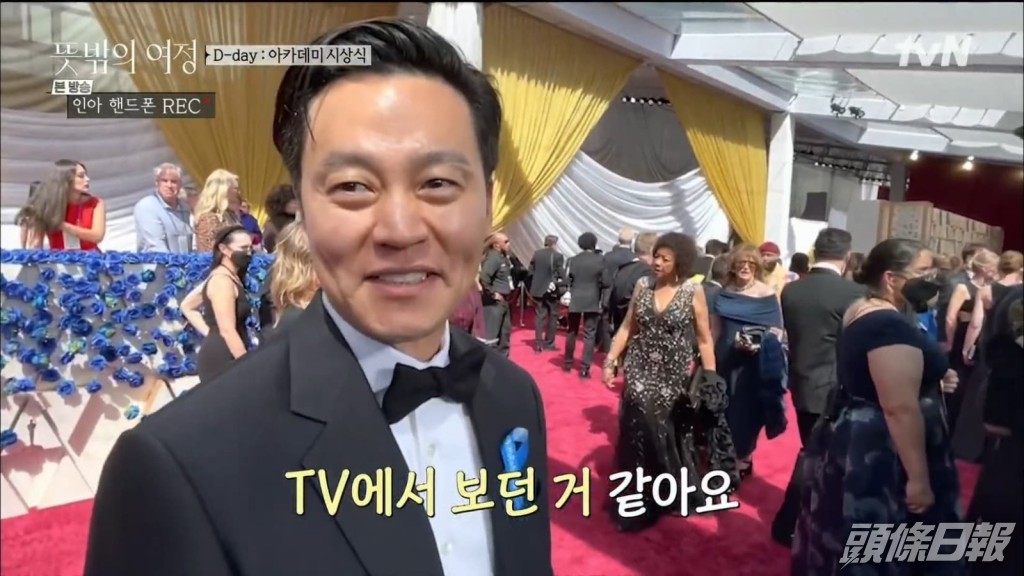 韓國節目《意外的旅程》播出李瑞鎮為珍美李攞手袋的畫面。